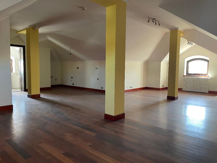 Casă cu 5 camere cu Teren 652 Mp în Sisești