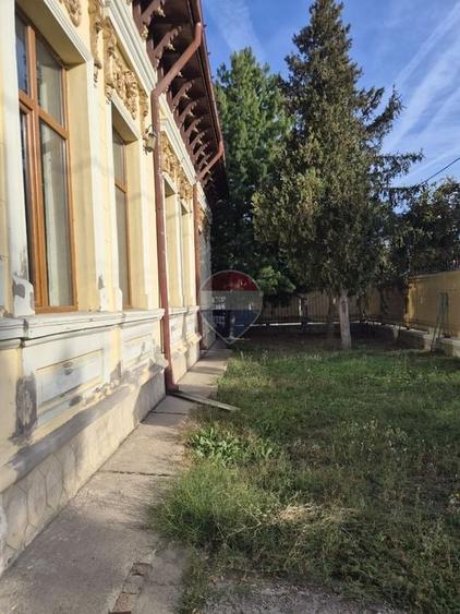 Casă individuală cu 21 camere cu Teren 966 Mp în Central