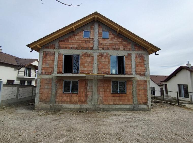 Casă individuală cu 4 camere cu Canalizare în Arhitecților - Calea Cisnădiei