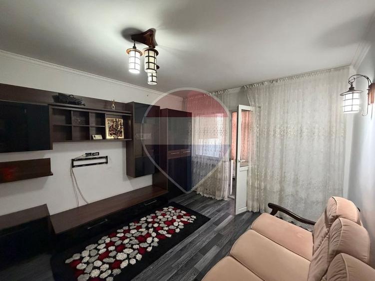 Apartament cu 3 camere decomandat, mobilat în Central