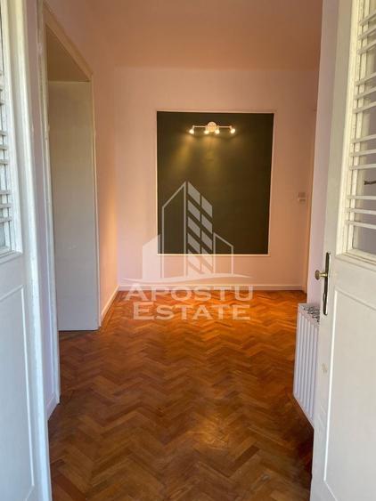 Casă individuală cu 8 camere cu Canalizare în Bălcescu