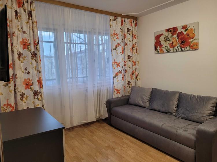 Apartament cu 3 camere decomandat în Podu Roș