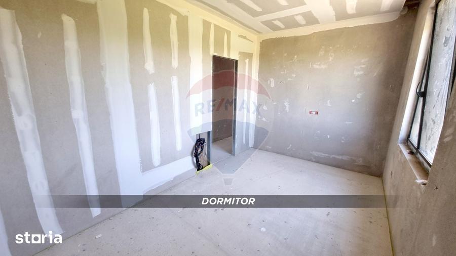 Casă cu 5 camere cu Teren 900 Mp în Recea