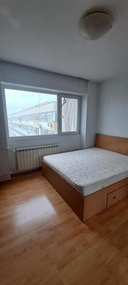 Apartament cu 3 camere semidecomandat în Obor