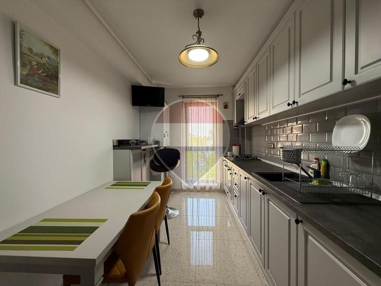 Apartament cu 4 camere decomandat, mobilat în Titan