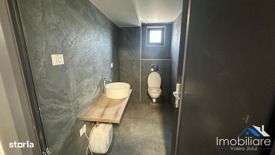 Spațiu comercial, de 550 mp, în Petros