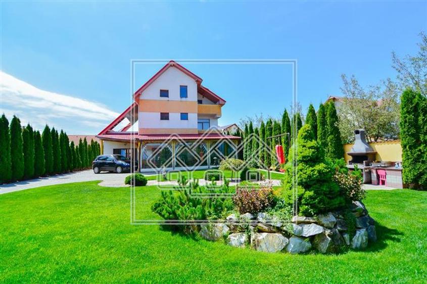 Casă individuală cu 7 camere cu Canalizare în Șelimbăr