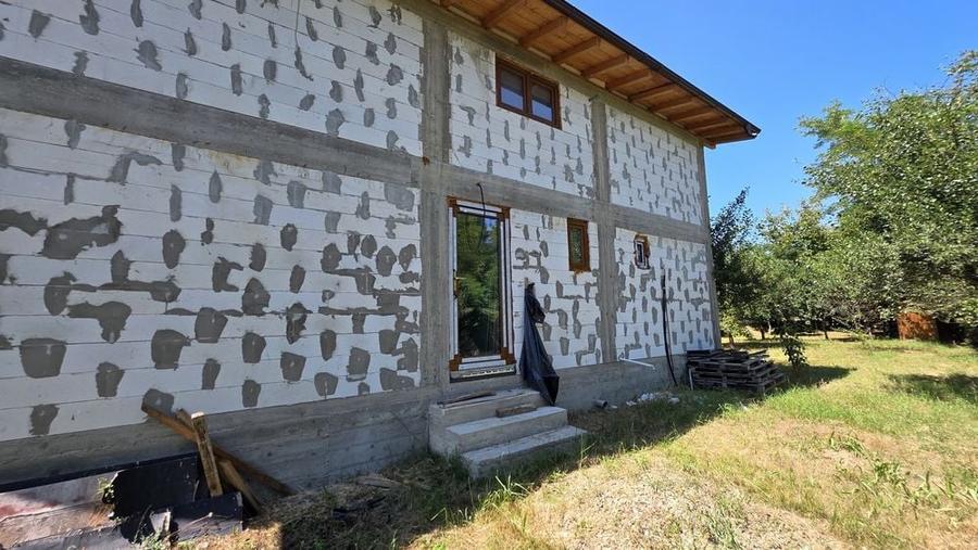Casă cu 4 camere în Podenii Noi