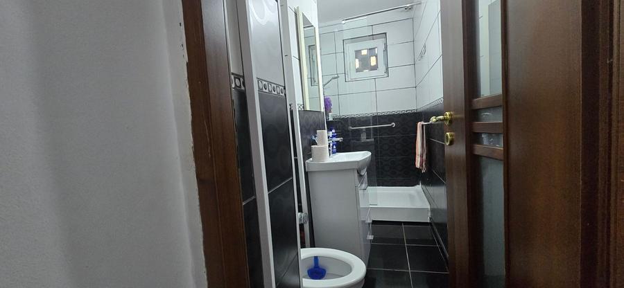 Apartament cu 3 camere semidecomandat, mobilat în Micro 5