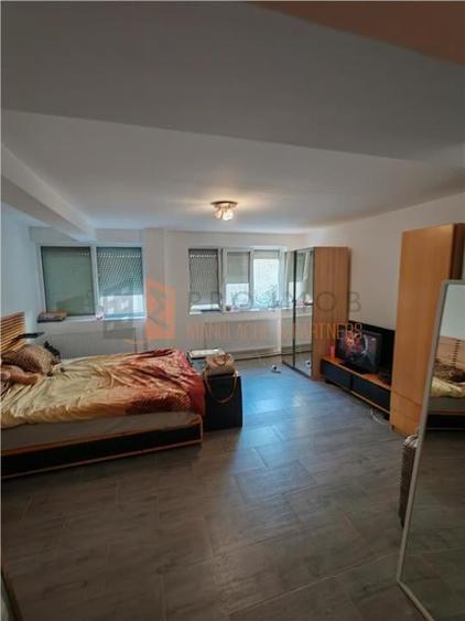 Apartament cu 4 camere semidecomandat în 1 Decembrie