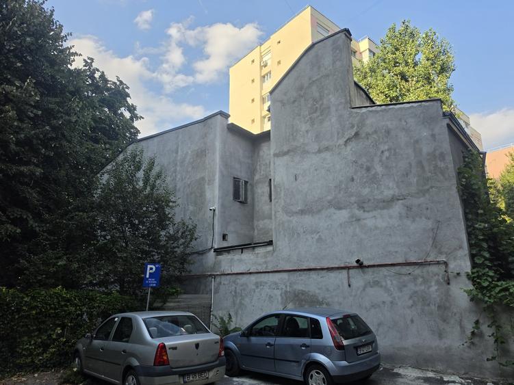 Casă individuală cu 9 camere cu Canalizare în Vatra Luminoasă