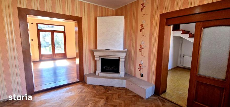 Casă cu 6 camere cu Canalizare în Trei Stejari