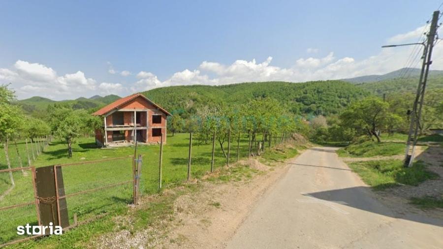 Casă cu 5 camere cu Teren 4564 Mp în Curățele