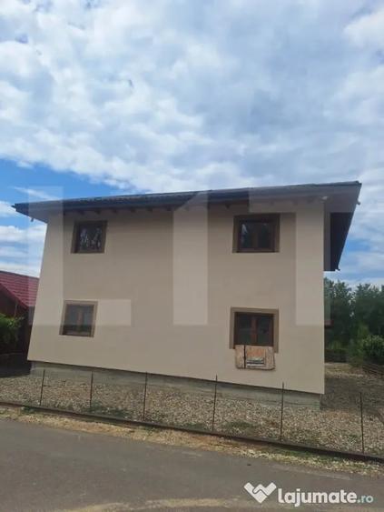 Casă cu 7 camere cu Teren 1000 Mp în Central