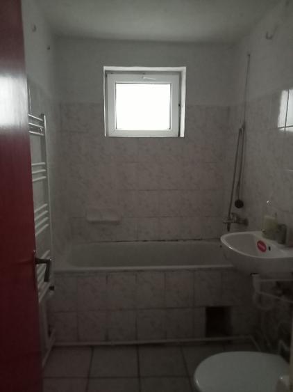 Apartament cu 3 camere decomandat în Casa de Cultură