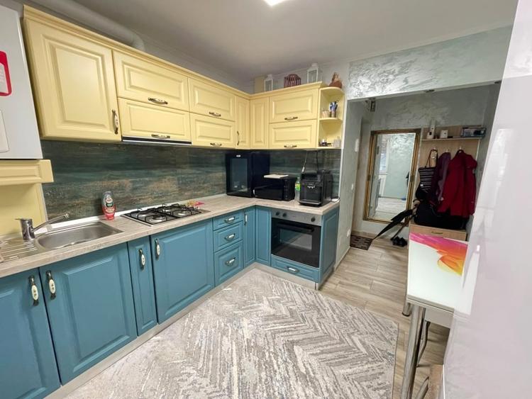 Apartament cu 2 camere semidecomandat, mobilat în Podu Roș
