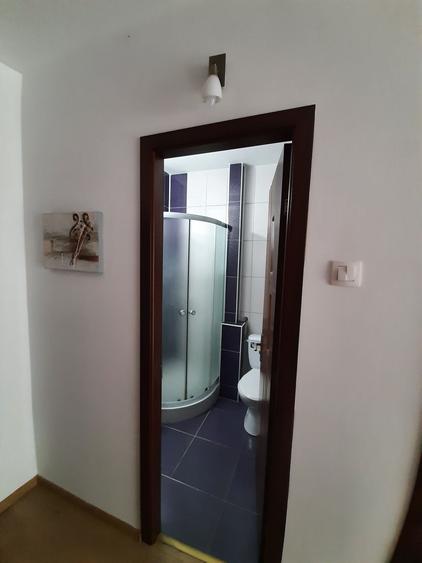 Apartament cu 3 camere decomandat în Cornișa