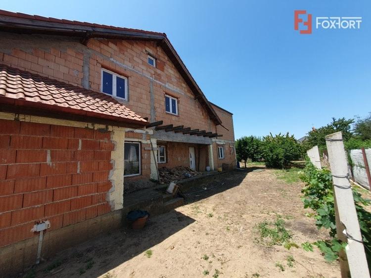 Duplex cu 6 camere cu Canalizare în Peciu Nou