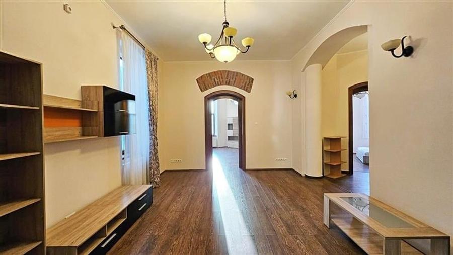 Apartament cu 3 camere semidecomandat, mobilat în Central