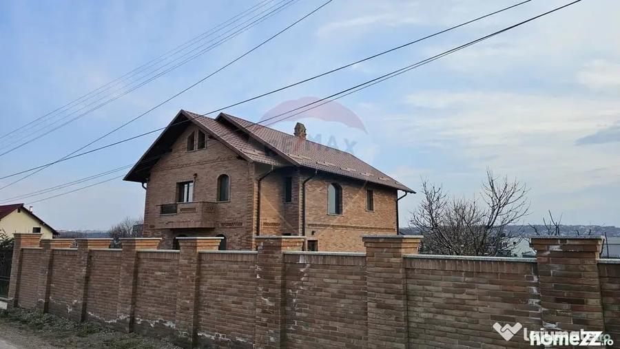Casă cu 5 camere cu Teren 840 Mp în Șcheia