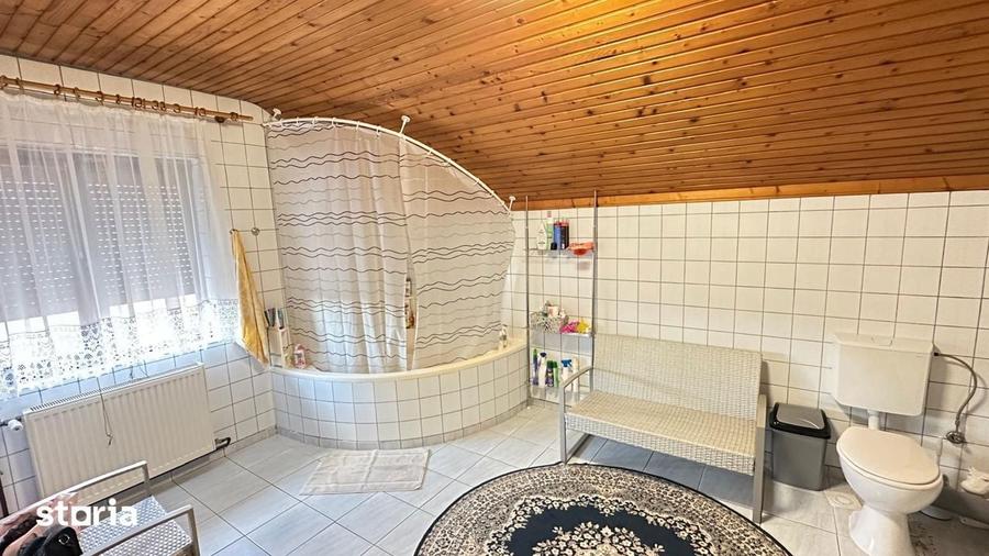 Casă cu 8 camere cu Teren 1420 Mp în Ghiroda