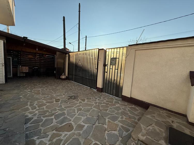 Casă individuală cu 8 camere cu Canalizare în Apărătorii Patriei