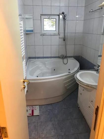 Apartament cu 3 camere decomandat în Steaua
