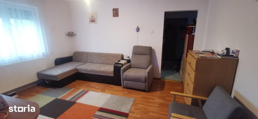 Apartament cu 3 camere semidecomandat în Micro 14