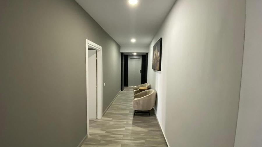 Apartament cu 3 camere semidecomandat, mobilat în Central