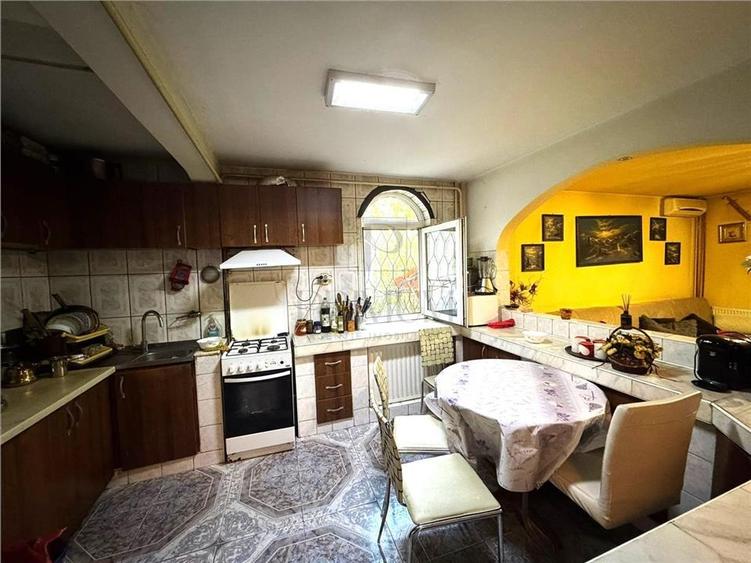 Apartament cu 3 camere decomandat în Vlădeasa