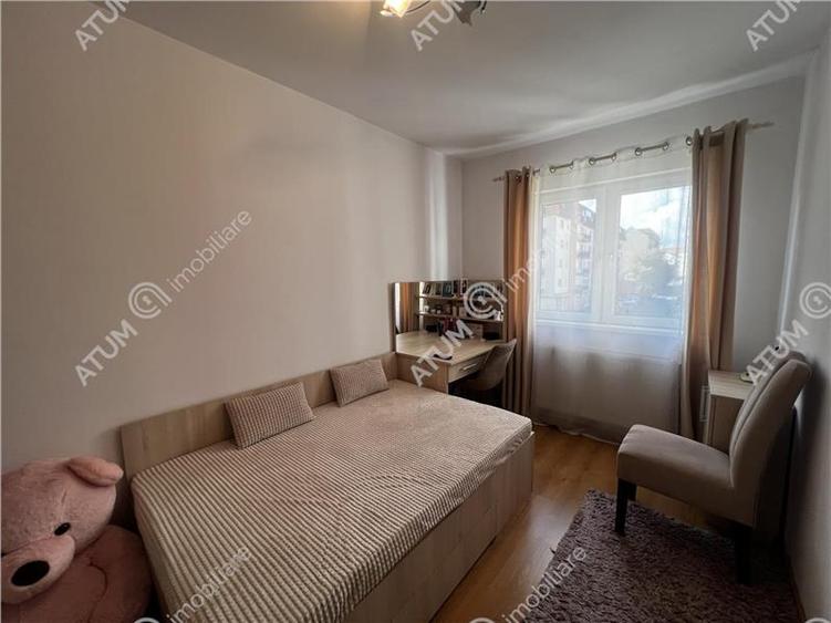 Apartament cu 3 camere semidecomandat, mobilat în Mihai Viteazul