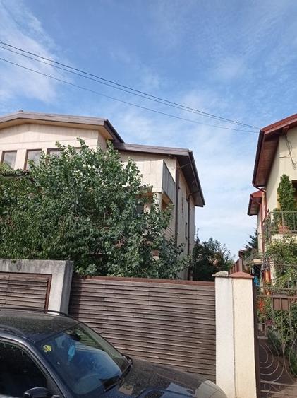 Casă individuală cu 8 camere cu Canalizare în Fundeni