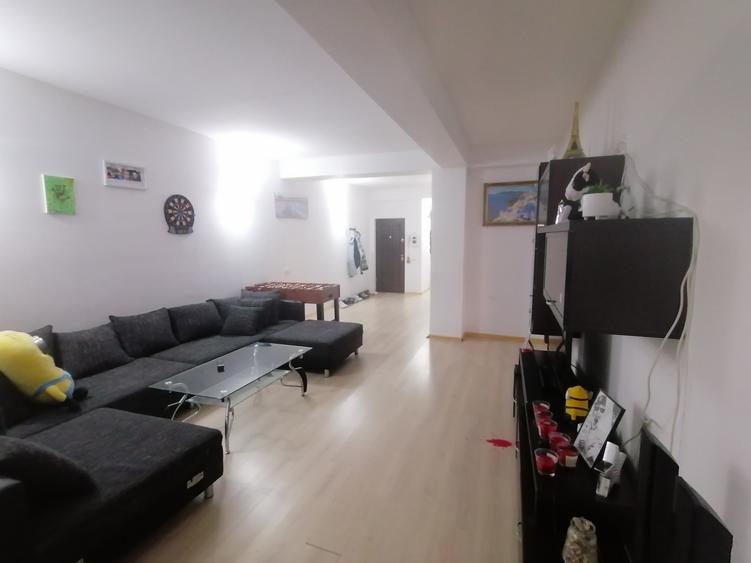Apartament cu 4 camere decomandat, mobilat în Est