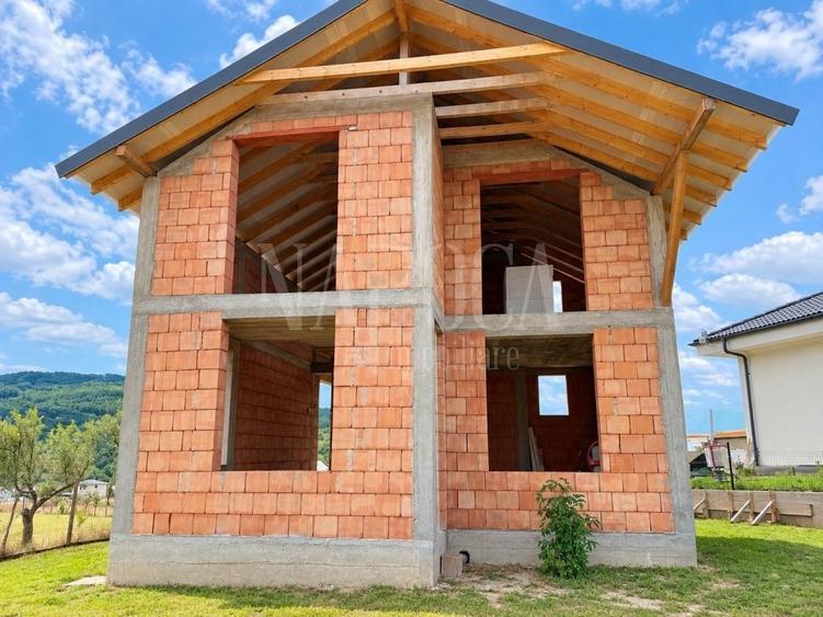 Casă individuală cu 5 camere cu Canalizare în Baciu