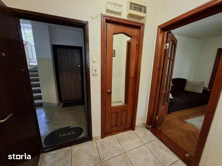 Apartament cu 3 camere semidecomandat, mobilat în Titan