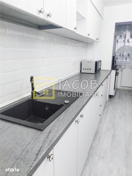 Apartament cu 3 camere decomandat în Izvoare
