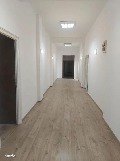 Spațiu comercial, de 2,000 mp, în Universitate