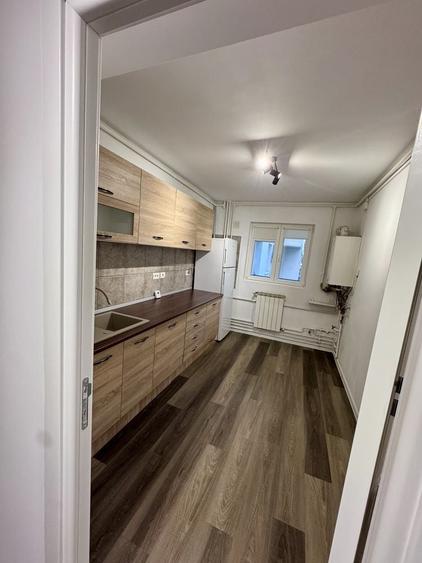 Apartament cu 4 camere decomandat în Apărătorii Patriei