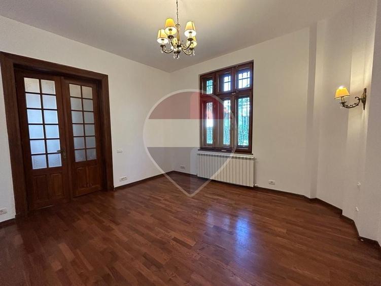 Casă individuală cu 4 camere cu Teren 126 Mp în Cișmigiu