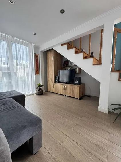 Apartament cu 3 camere semidecomandat, mobilat în Central