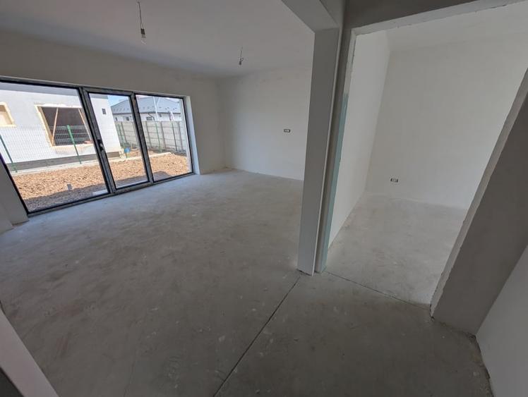 Casă individuală cu 5 camere cu Teren 300 Mp în Tunari
