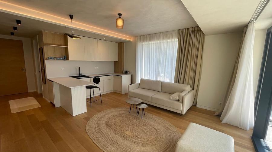 Apartament cu 3 camere semidecomandat, mobilat în Olimp