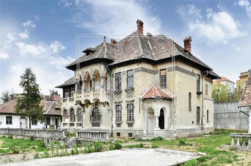Casă individuală cu 17 camere cu Teren 5262 Mp în Central