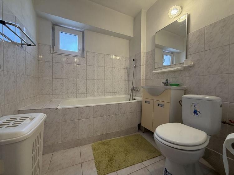 Apartament cu 3 camere decomandat în Drumul Carului
