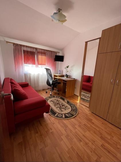 Apartament cu 3 camere semidecomandat în Exterior Vest