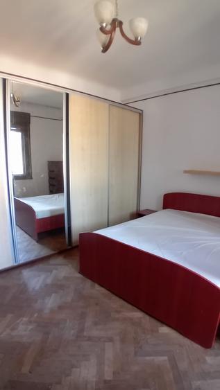 Apartament cu 3 camere semidecomandat, mobilat în Romană