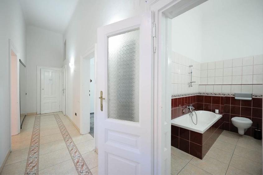 Apartament cu 4 camere semidecomandat în Ultracentral