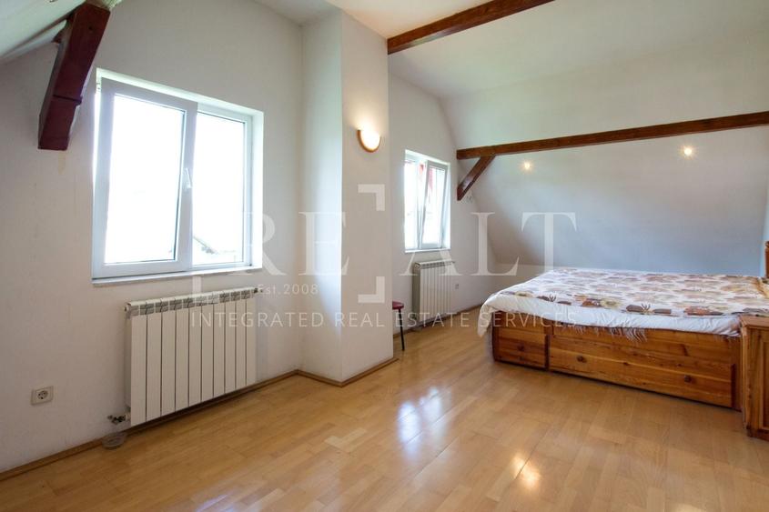 Casă individuală cu 10 camere cu Canalizare în Central
