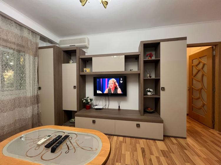 Apartament cu 2 camere semidecomandat în P-ța Victoriei