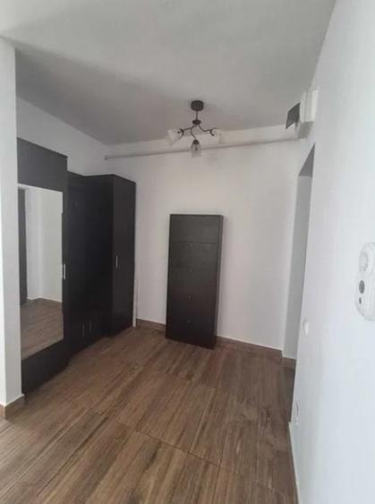 Apartament cu 3 camere semidecomandat în Tătărași